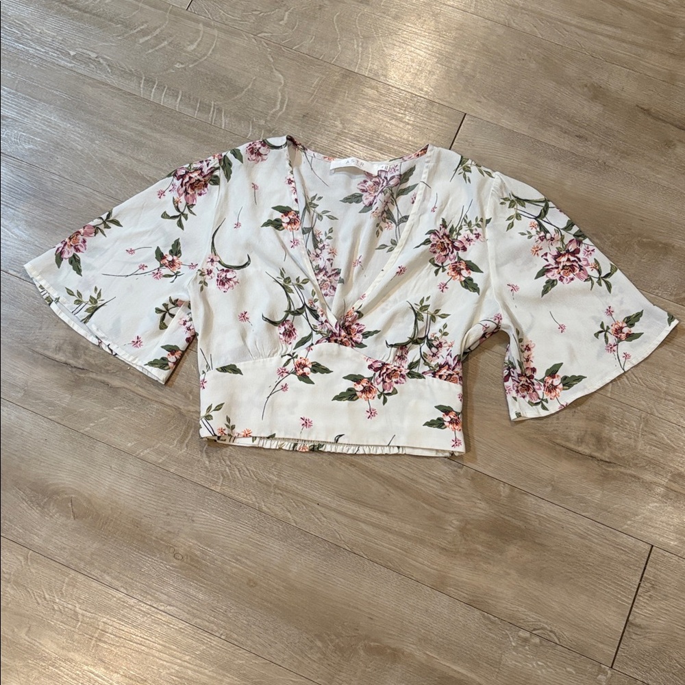 ASTR The Label Floral Deep V Plunge Neckline Short Sleeve Blouse Viscose Medium